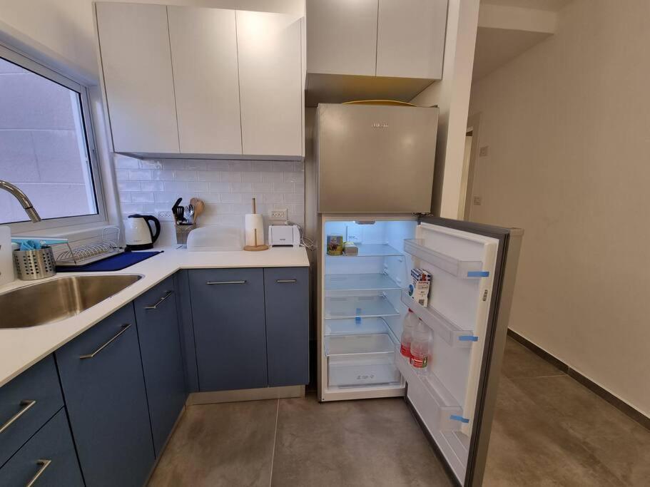 Beautiful 2-Bedroom Sea-View Apartment Netanya Bagian luar foto