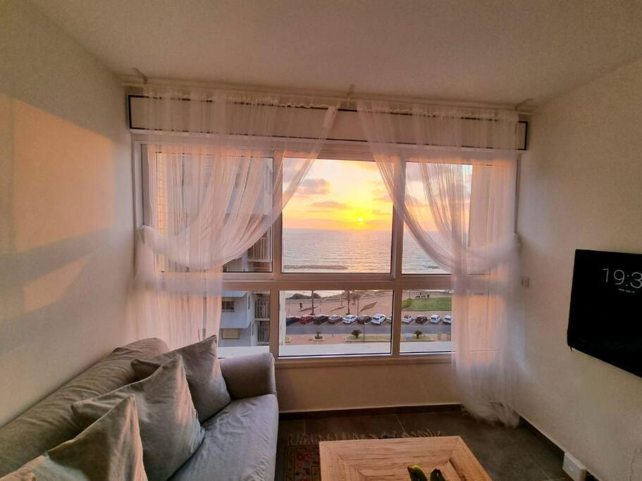 Beautiful 2-Bedroom Sea-View Apartment Netanya Bagian luar foto